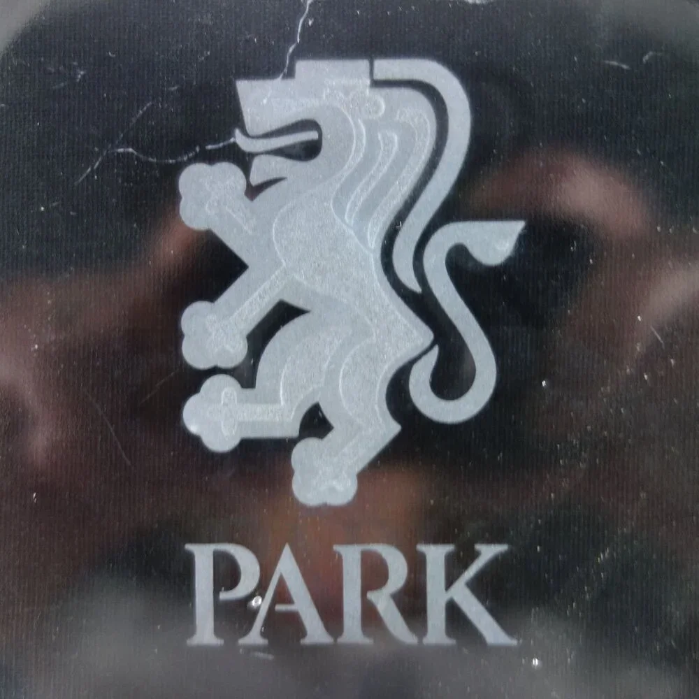 Vintage Large Heavy Clear Crystal Cigar Ashtray Lion & Park Etched in Center‎